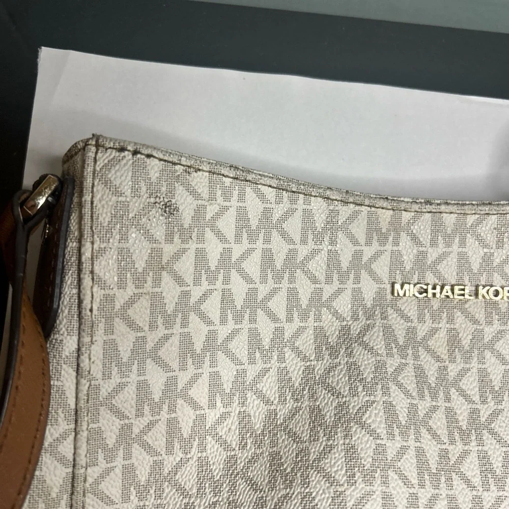 Michael Kors Jet Set Large Messenger Bag